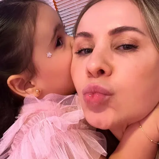 Mãe e filha comemorando juntas em uma festa