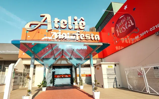 Fachada do Ateliê da Festa na Rua Santos Saraiva, com letreiro e entrada de tapete vermelho
