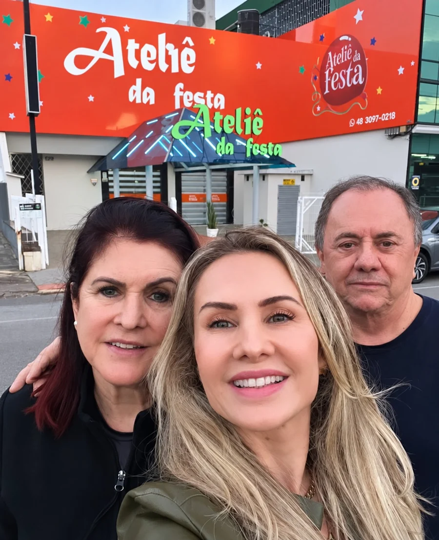 Vivianne Costa com a mãe e o pai, em frente ao Ateliê da Festa