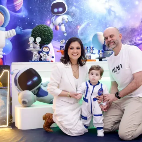 Família na mesa do bolo com tema astronauta