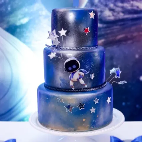 Bolo de três andares com tema espacial e estrelas prateadas
