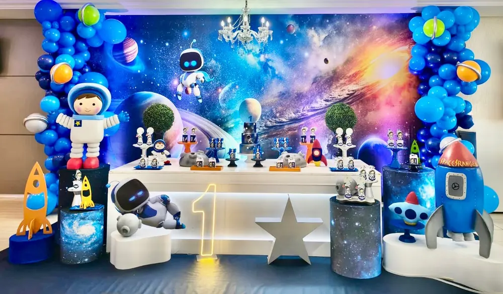Mesa do bolo com painel de galáxia, foguetes e astronautas